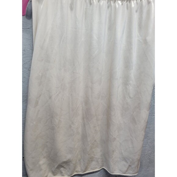 VINTAGE Beige NYLON W/ LACE TRIM HALF SLIP MADE IN USA SIZE M - Picture 9 of 10